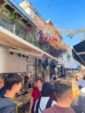 Alacati 'nin küçük, sevimli bir kasabası, kaldırımtaşı sokak aralığı, canlı ve modaya uygun kafeler, restoranlar ve güzel renkli dekorasyonlarla dolu. 