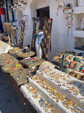 Alacati 'nin küçük, sevimli bir kasabası, kaldırımtaşı sokak aralığı, canlı ve modaya uygun kafeler, restoranlar ve güzel renkli dekorasyonlarla dolu. 