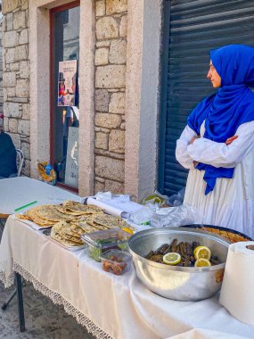 Alacati 'nin küçük, sevimli bir kasabası, kaldırımtaşı sokak aralığı, canlı ve modaya uygun kafeler, restoranlar ve güzel renkli dekorasyonlarla dolu. 
