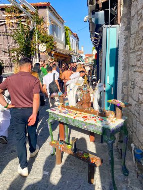 Alacati 'nin küçük, sevimli bir kasabası, kaldırımtaşı sokak aralığı, canlı ve modaya uygun kafeler, restoranlar ve güzel renkli dekorasyonlarla dolu. 
