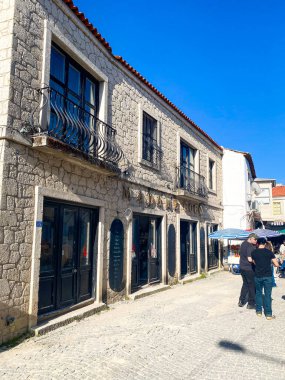 Alacati 'nin küçük, sevimli bir kasabası, kaldırımtaşı sokak aralığı, canlı ve modaya uygun kafeler, restoranlar ve güzel renkli dekorasyonlarla dolu. 