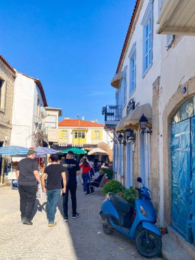 Alacati 'nin küçük, sevimli bir kasabası, kaldırımtaşı sokak aralığı, canlı ve modaya uygun kafeler, restoranlar ve güzel renkli dekorasyonlarla dolu. 
