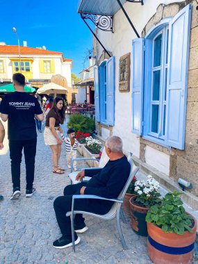 Alacati 'nin küçük, sevimli bir kasabası, kaldırımtaşı sokak aralığı, canlı ve modaya uygun kafeler, restoranlar ve güzel renkli dekorasyonlarla dolu. 