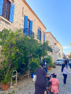 Alacati 'nin küçük, sevimli bir kasabası, kaldırımtaşı sokak aralığı, canlı ve modaya uygun kafeler, restoranlar ve güzel renkli dekorasyonlarla dolu. 
