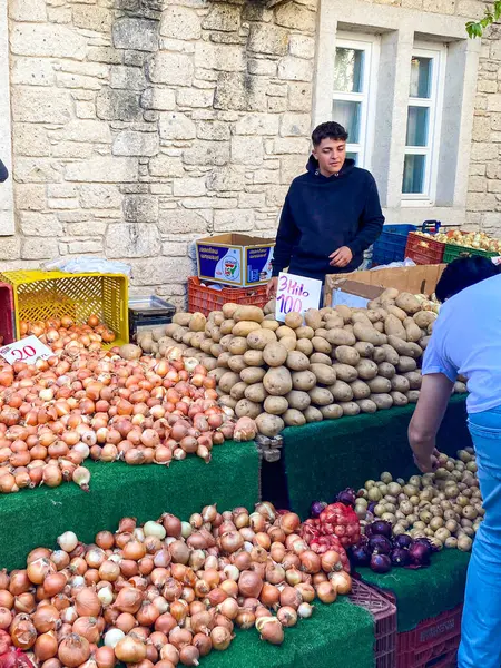 Güzel Alacati, İzmir 'de hafta sonu taze çiftçi pazarı. Taze yerel meyve ve sebzelerle ve yerel halk alışveriş yapıyor ve bakkallarını satın alıyor. Alacati, İzmir, Türkiye 