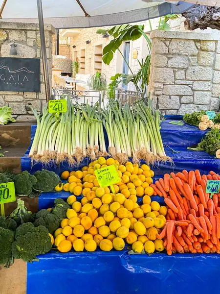 Güzel Alacati, İzmir 'de hafta sonu taze çiftçi pazarı. Taze yerel meyve ve sebzelerle ve yerel halk alışveriş yapıyor ve bakkallarını satın alıyor. Alacati, İzmir, Türkiye 