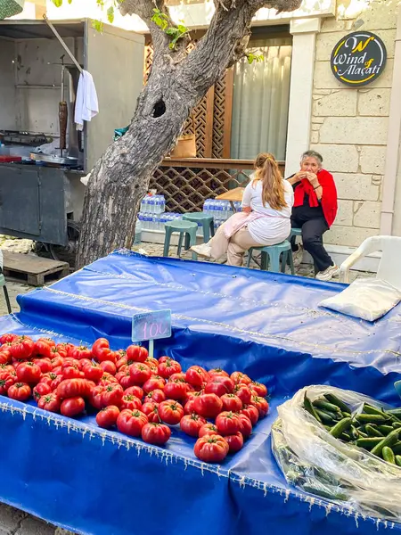 Güzel Alacati, İzmir 'de hafta sonu taze çiftçi pazarı. Taze yerel meyve ve sebzelerle ve yerel halk alışveriş yapıyor ve bakkallarını satın alıyor. Alacati, İzmir, Türkiye 