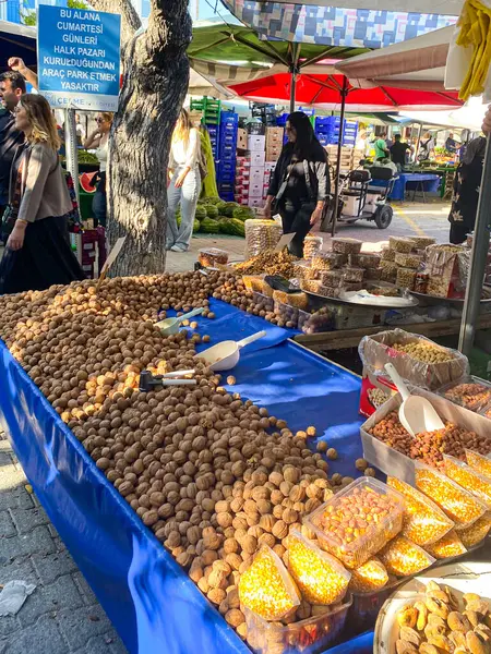 Güzel Alacati, İzmir 'de hafta sonu taze çiftçi pazarı. Taze yerel meyve ve sebzelerle ve yerel halk alışveriş yapıyor ve bakkallarını satın alıyor. Alacati, İzmir, Türkiye 