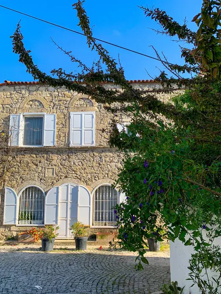 Alacati 'nin küçük, sevimli bir kasabası, kaldırımtaşı sokak aralığı, canlı ve modaya uygun kafeler, restoranlar ve güzel renkli dekorasyonlarla dolu. 