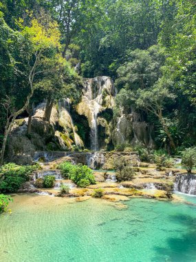Kuang Si şelalesinin en görkemli ve nefes kesici doğası ve şelalesi ve onun yeşil, zümrüt kristal berrak suyu ve Luang Prabang Gölü. 