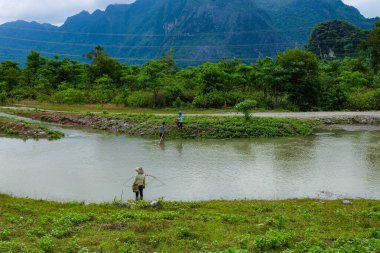 Göz kamaştırıcı yeşil doğa ve dağ ve Laos 'un güneyinde geleneksel balık tutma şekli. 