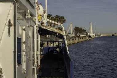 Gemi güneşli bir günde rıhtıma yanaştı.