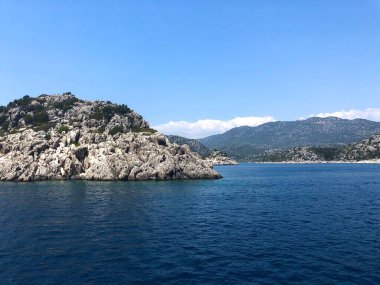 Sonsuz dalgalar kıyıları öpüyor, altın kumlar ve engebeli uçurumlar uçsuz bucaksız mavi ufukla buluşuyor. Deniz huzur, macera ve ebedi güzellik fısıldıyor. Gezginleri kaçmaya, gevşemeye davet ediyor.