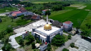 Altın kubbesi olan güzel bir cami.