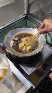 Kızartma tavasında ve ocakta kızartılmış Sempolan yemeği. Sempolan, Endonezya 'da yaygın olarak bulunan bir sokak yiyeceğidir..