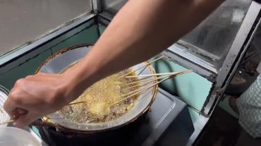 Kızartma tavasında ve ocakta kızartılmış Sempolan yemeği. Sempolan, Endonezya 'da yaygın olarak bulunan bir sokak yiyeceğidir..