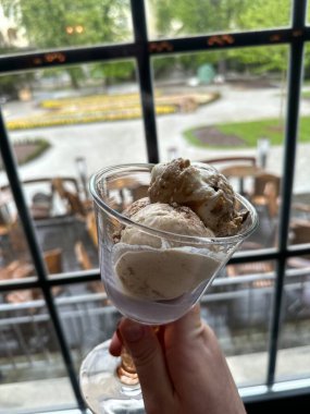 Çikolata soslu ve fındıklı dondurma.