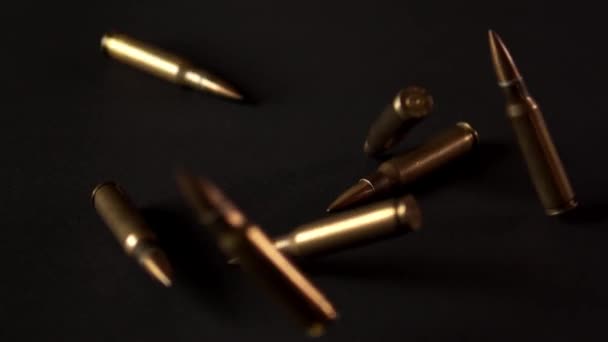Cartuchos Dourados Rifle Automático Fundo Preto Imagens Fullhd Alta Qualidade — Vídeo de Stock