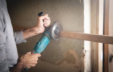 Tahta kesen dairesel bir testere ile çalışmak.