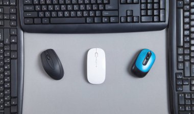 Gri arkaplanda bilgisayar klavyesi ve fare.