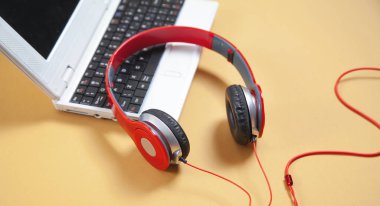 Laptop bilgisayar klavyesinde kulaklıklar.