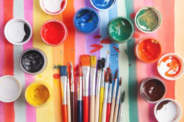 Suluboya arka planda boya fırçası. - Sanat. Hobi