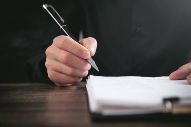 Erkek yargıç belgeyi imzalıyor. Adalet ve Hukuk kavramı