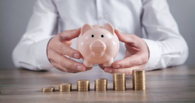 Kumbarası ve parası olan bir iş adamı. Para biriktiriliyor 