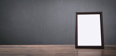 Masadaki boş diploma veya sertifika çerçevesi.