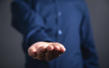 Beyaz işadamı gösteren boş el.