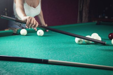 Beyaz kız bilardo oynuyor..