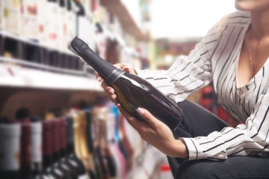 Kadın süpermarketten şampanya alıyor..