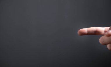 Ekranda parmakla göstermek ya da dokunmak. 