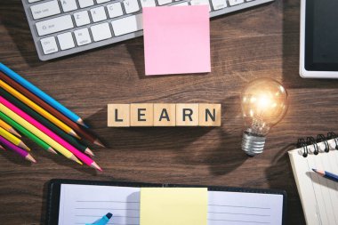 Küpler hakkında bir ampul ve diğer nesneler ile bilgi edinName.