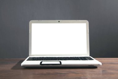 ahşap masa laptop boş ekran.