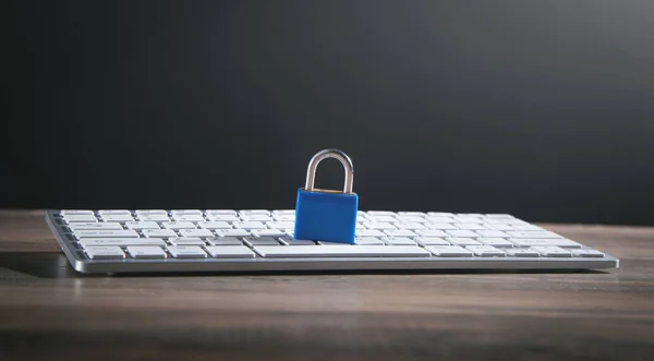 南京錠とコンピューターのキーボード セキュリティ — ストック写真