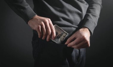 Adam cebine para koyuyor..