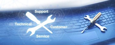 Dizüstü bilgisayarda anahtar ve tornavida var. Teknik Destek Müşteri Hizmetleri