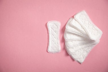 Pembe arka planda adet pedi.