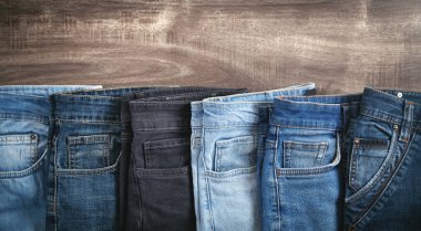 Kahverengi ahşap arka planda kot pantolon..