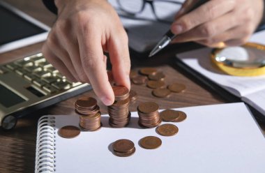 İşadamı masasında bozuk para sayıyor..