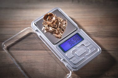Dijital ölçekte altın mücevherler.