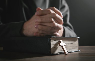 İncil 'le dua eden insanlar. Din 