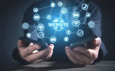 Akıllı telefon tutan adam. Web sitesi kavramı