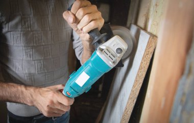 Tahta kesen dairesel bir testere ile çalışmak.