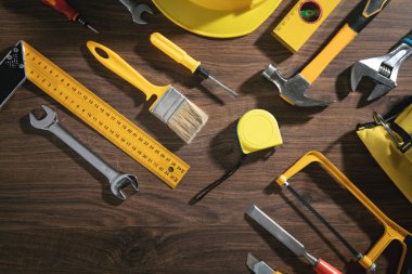 Ahşap arka plan üzerinde çalışma araçları.