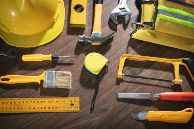 Ahşap arka plan üzerinde çalışma araçları.