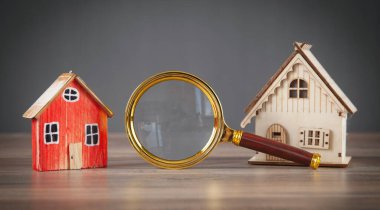 Bir ev modeliyle büyüteç. Gayrimenkul. Teftiş