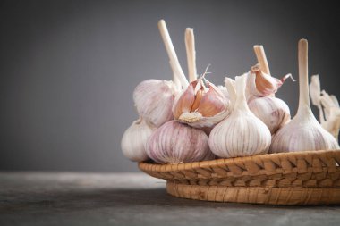 Arkaplanda sarımsak soğanı var..