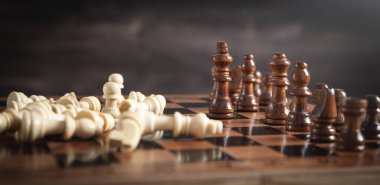 Satranç tahtasındaki satranç taşları. Satranç oyunu